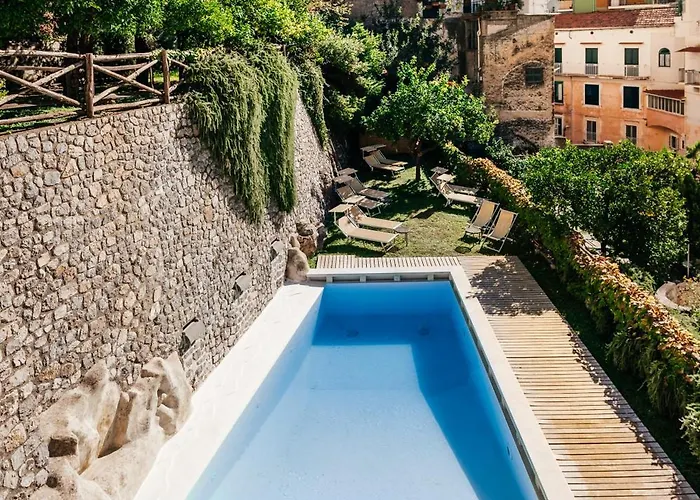 With Pool Πανσιόν